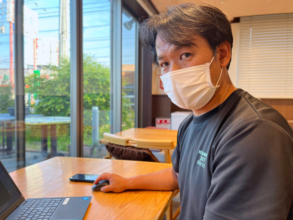 阿部さんがお話されている写真