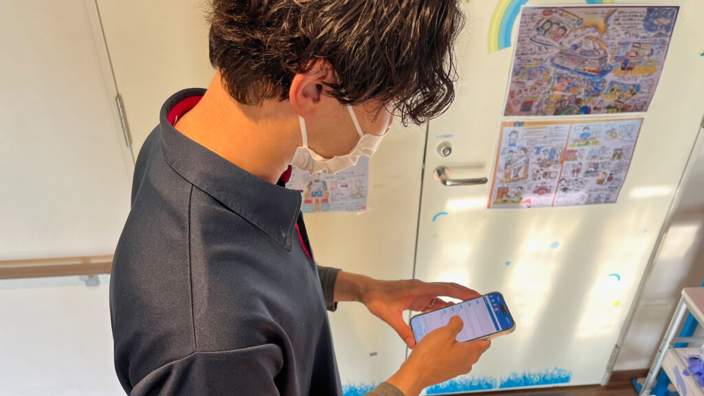 スマホでケアコラボを操作する写真