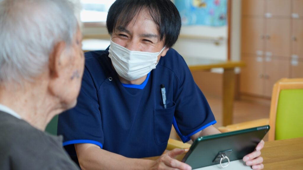 現場スタッフさんがタブレットでケアコラボを操作している写真
