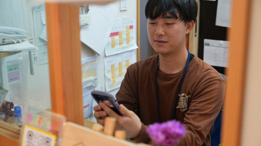 別の現場スタッフさんがスマホでケアコラボを操作している写真