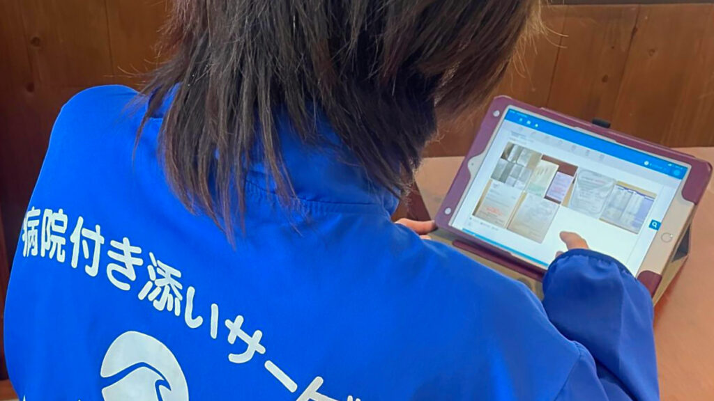 タブレットでケアコラボを操作する写真