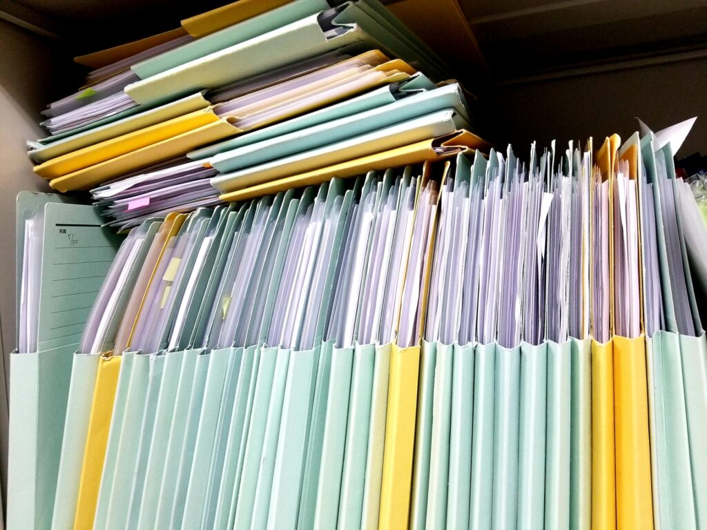 介護記録やご利用者の情報の紙で、キャビネットがいっぱいになっている写真
