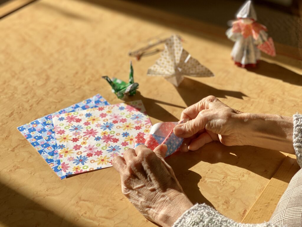 高齢者が折り紙をしている写真