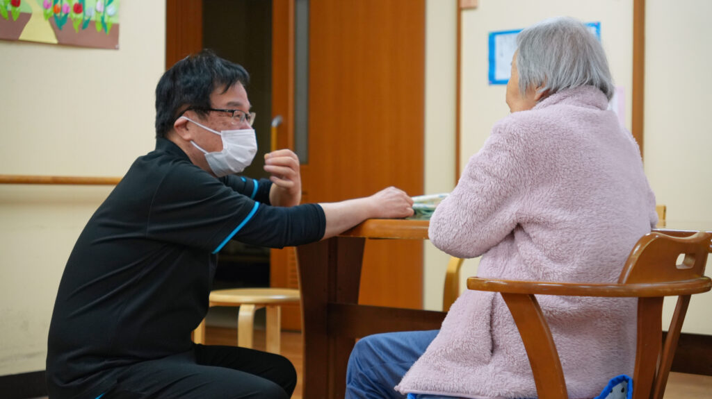 ご利用者とスタッフが楽しそうに話をしている写真