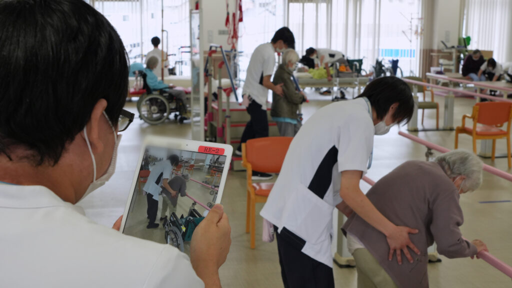 リハビリの様子を動画で撮影し、そのまま記録をしている写真