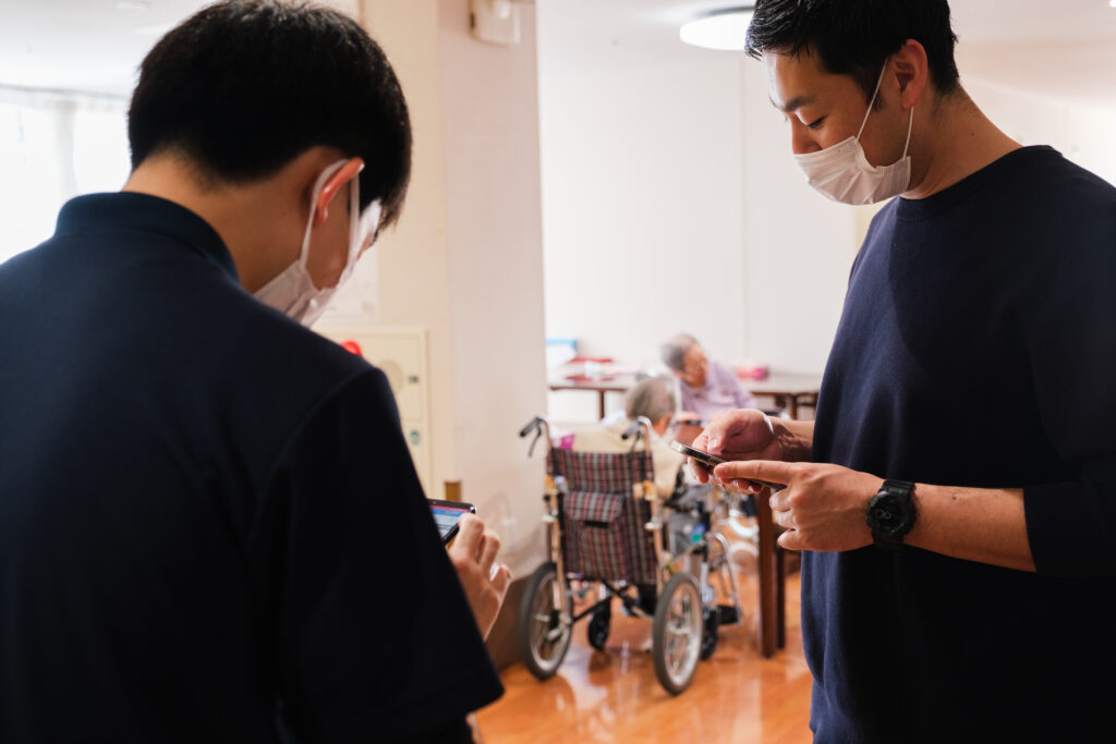 スタッフがレクリエーションのための情報共有をしている写真