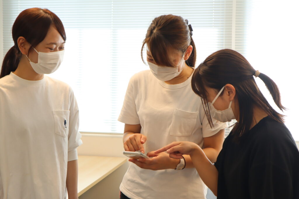 現場スタッフがケアコラボという介護ソフトをかんたんに操作している写真