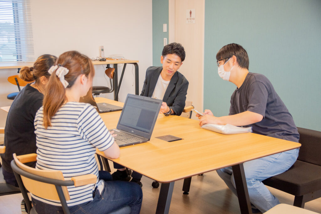 プロジェクトチームで介護ソフト導入について話し合いをしている写真