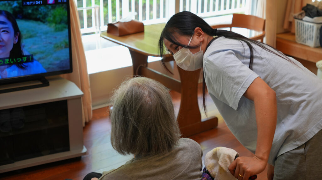 介護現場で事故が起きないように安全に車いすを操作している写真