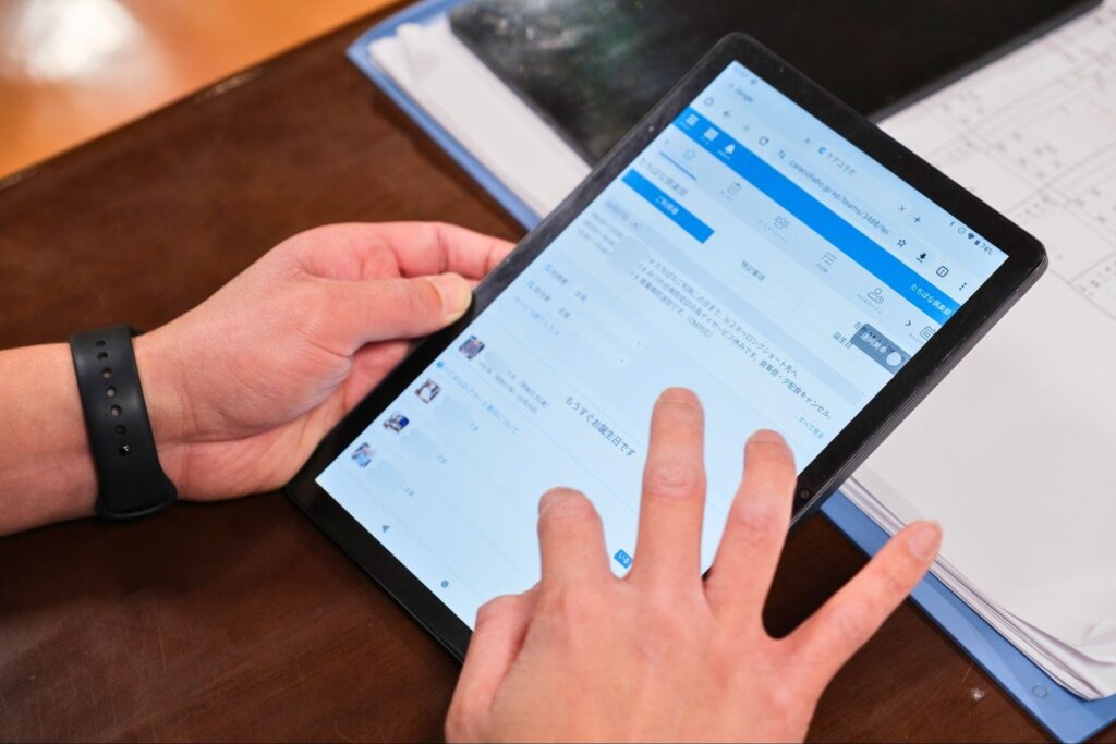 ケアコラボで記録をチアルタイムで読んでいるところ