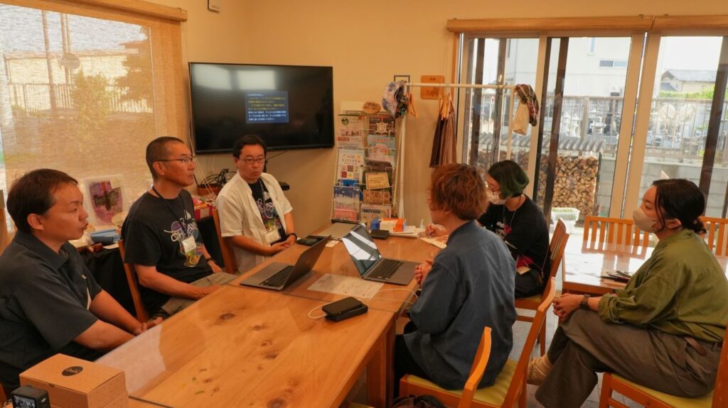 多職種が集まり、カンファレンスをしている様子