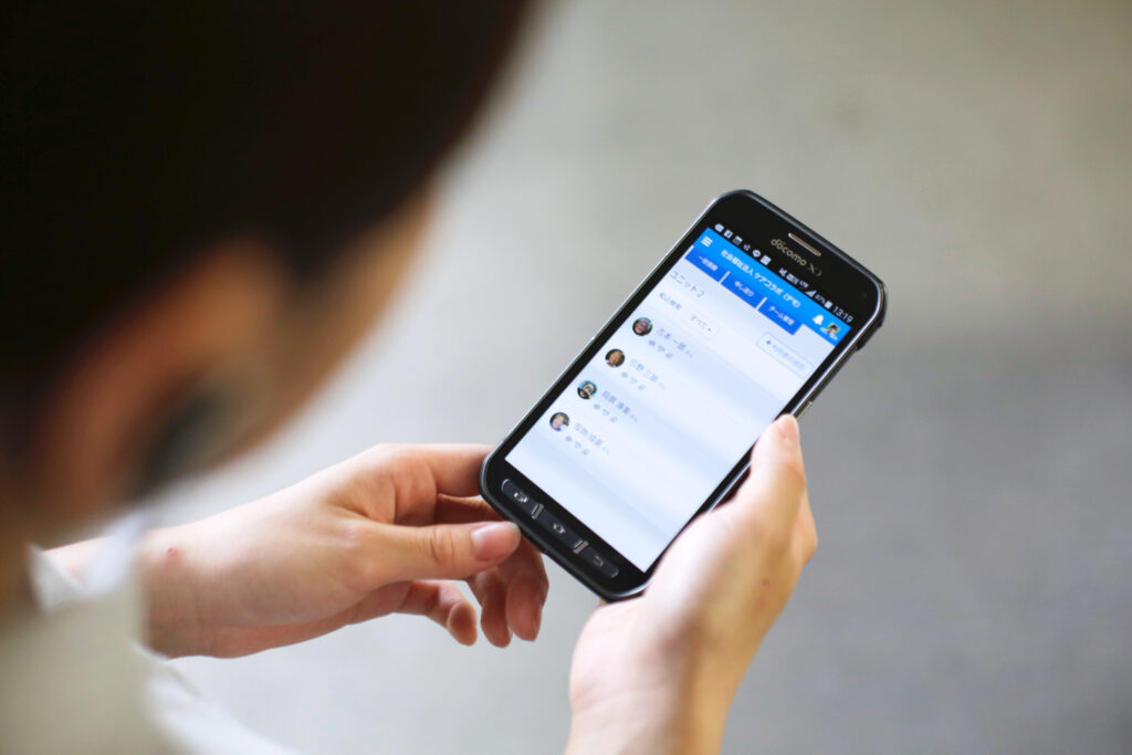 介護記録ソフトをスマホで使用している写真