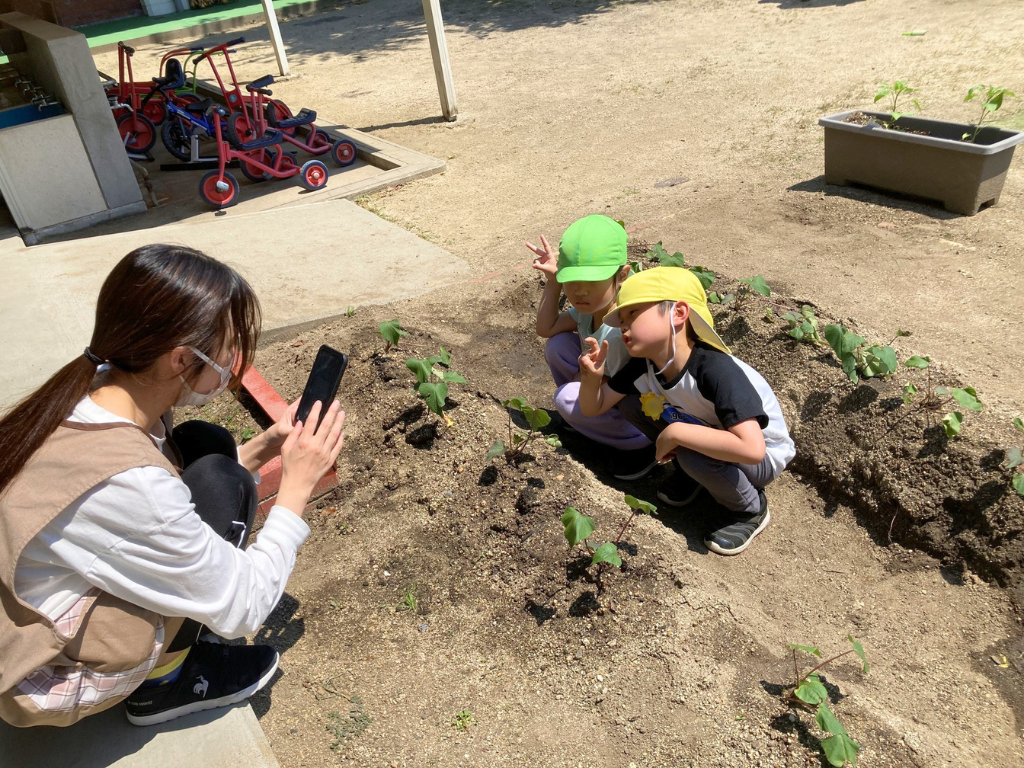 赤塚さんがお子さんの写真を撮影し、ケアコラボにアップしている写真