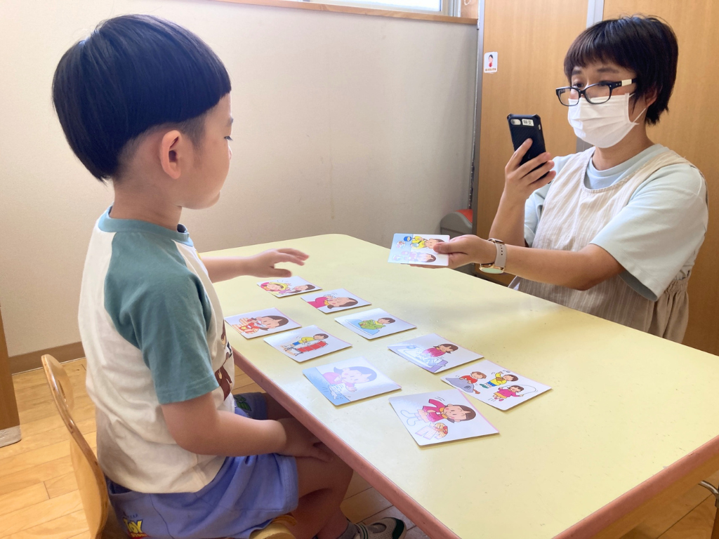 川嶋さんが訓練をしながら動画を撮影し、ケアコラボにアップしている写真