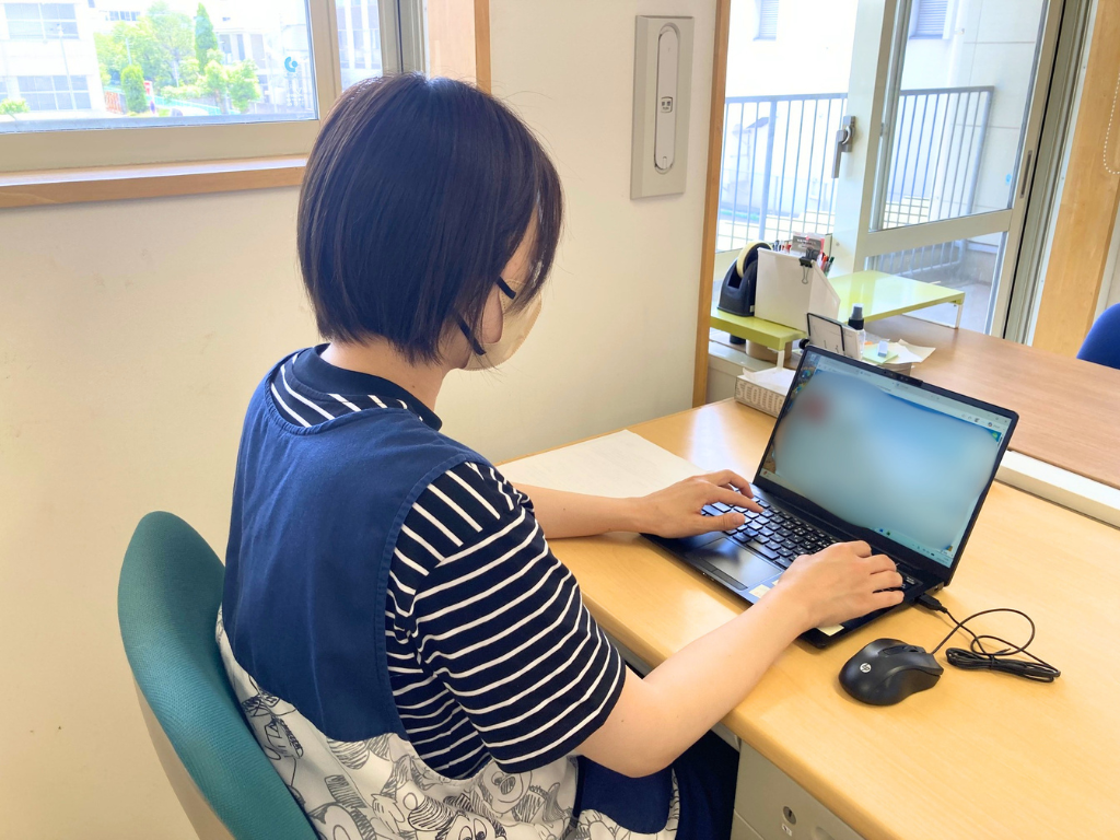 中村さんがパソコンでケアコラボを操作している写真